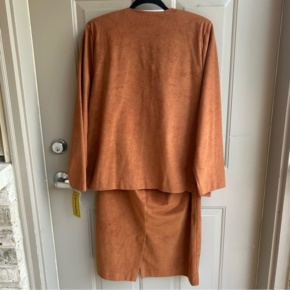 Florentine Jacket and Skirt Set - Picture 13 of 14